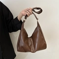 Borsa a spalla minimalista in pelle testa di moro con cuciture vintage e tracolla in pelle - Marrone