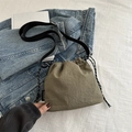 Minimalistische olivenstarke Kordelzug-Beuteltasche mit strukturierter Optik und Gurt - Ohne Anhänger / Grün