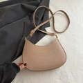 Bolso bandolera de media luna caqui minimalista con correa ajustable y logo - Caqui