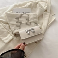 Elegante borsa a tracolla bianco panna con fibbia a farfalla argento e catenella - Bianco
