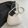 Bolso bandolera de media luna blanco crema minimalista con correa ajustable y detalles dorados - Blanco