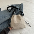 Schicke beige Falten-Beuteltasche mit breitem schwarzem Gurt und Kordelzugverschluss - Ohne Anhänger / Khaki