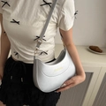Bolso de media luna plateado metalizado con logo FANYISSA dorado y correa elegante - Plateado