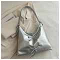 Silberner Rucksack und Tragetasche mit Schnürung und modischer Metallketten-Verzierung - Silber