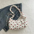 Borsa a mezzaluna in velluto bianco con stampa di fragole rosse e tracolla arricciata - Bianco