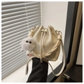 Bolso saco beige con cordón, colgante de felpa blanca y correa de piel sintética suave - Blanco Crema con Colgante