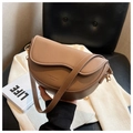 Borsa a sella classica in pelle PU color cuoio con tracolla regolabile e fibbie dorate - Cachi