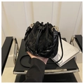 Détail du sac seau noir plissé avec cordon de serrage et poignée tressée élégante - Noir sans Pendentif