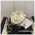 Détail du sac seau crème montrant la texture du cuir brillant et la poignée tissée - Blanc Crème (Sans Pendentif)