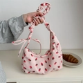 Borsa a mezzaluna in velluto a coste rosa con stampe di fragole e manico arricciato - Rosa