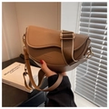 Borsa a tracolla marrone con ampia tracolla in tessuto e scritte moda in pelle PU liscia - caffè