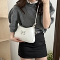 Bolso bandolera blanco elegante con lazo de metal plateado en modelo femenino - Blanco