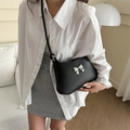 Bolso de hombro minimalista de cuero negro con hebilla de lazo plateado elegante - Negro