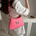 Bolso de hombro rosa con lazo metálico plateado y correa con detalle de nudo - Rosa