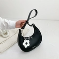 Sac sous le bras croissant noir chic en cuir mat avec un pendentif floral élégant - Noir