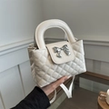 Sac à main beige matelassé avec nœud en métal argenté et bandoulière amovible - Blanc