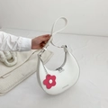 Sac sous le bras blanc en similicuir lisse avec charm fleur rose élégant - Blanc