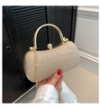 Detailansicht der champagnergoldenen Glitzer-Abendtasche mit Strassgriff und Metallkette - Gold
