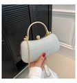 Detailansicht der silbernen Glitzer-Abendtasche mit goldenem Griff und Perlenverschluss - Silber