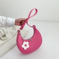 Sac hobo croissant en cuir PU rose avec pendentif fleur blanche et bandoulière réglable - Rose