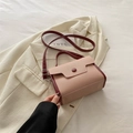Bolso de mano en contraste rosa y granate con textura de lichi y cierre de solapa - Rosa