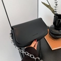 Borsa a sella nera chic con catena argento e finitura opaca per donna - Nero