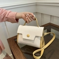 Bolso de mano beige en contraste con correas amarillas y textura de lichi - Blanco