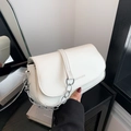 Borsa a sella bianca moderna in pelle PU da donna con catena argento e tracolla - Bianco