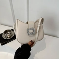 Off-white lederen baguette tas met grote vierkante kristallen gesp in de hand - Wit