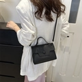 Bolso bandolera negro bicolor con textura de lichi y cierre de hebilla redonda moderna - Negro