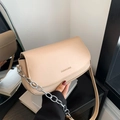 Borsa a sella beige minimalista da donna con tracolla a catena e testo in rilievo - Cachi