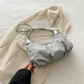 Silberne geraffte Croissant-Tasche mit geflochtenem Riemen und Knitterleder-Optik - Silber