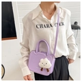 Dettaglio della borsa a tracolla in pelle PU lavanda con ciondolo a nuvola e logo - Viola