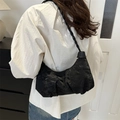 Borsa hobo nera alla moda con pieghe da donna e tracolla intrecciata in morbido PU - Nero