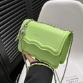 Neon groene schoudertas van kunstleer met golfklep, zilveren ketting en bal hanger - Groen