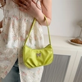 Neongrüne Halbmondtasche mit silbernem Schmetterling und weichem Kunstleder-Falten-Look - Grün