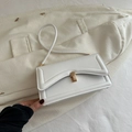 Bolso de hombro minimalista blanco crema con cierre dorado y textura en relieve - Blanco