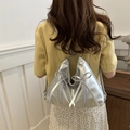 Eleganter silberner Metallic-Rucksack für Damen mit Schleifen im modernen Hobo-Design - Silber