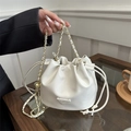 Secchiello bianco con coulisse in similpelle con tracolla a catena e logo dorato - Bianco