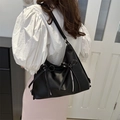 Modische schwarze Halbmond-Schultertasche mit Schleifen und silbernen Reißverschlüssen - Schwarz