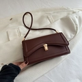 Bolso bandolera rectangular marrón oscuro con hebilla de metal dorada elegante - Marrón