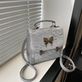 Silbergrauer Designer-Rucksack mit Knitteroptik und metallischem Schmetterlings-Detail - Silber