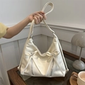 Cremeweiße Hobo-Tasche mit Schleifen aus Kunstleder und stilvollen Metallreißverschlüssen - Weiß