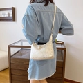 Borsa a tracolla in tessuto crema chiaro con ricamo floreale e cinturino sottile - Beige