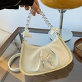 Elegante cremeweiße Handtasche mit Plissee-Design, Silberfalter und Perlen-Tragegriff - Beige