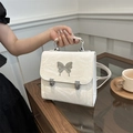 Schicke weiße Leder-Handtasche mit silbernem Schmetterlingsdekor und Tragegriff oben - Weiß