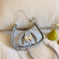Silbergraue plissierte Halbmondtasche mit Metallschmetterling und Perlengriff - Silber