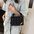 Borsa a tracolla trapuntata nera con dettaglio dorato e manico con nodo alla moda - Nero