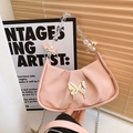 Rosa plissierte Handtasche im französischen Stil mit Schmetterlings-Detail und Perlenkette - Rosa
