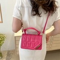 Borsa a tracolla rosa acceso con trapuntatura geometrica e manico annodato alla moda - rosa acceso